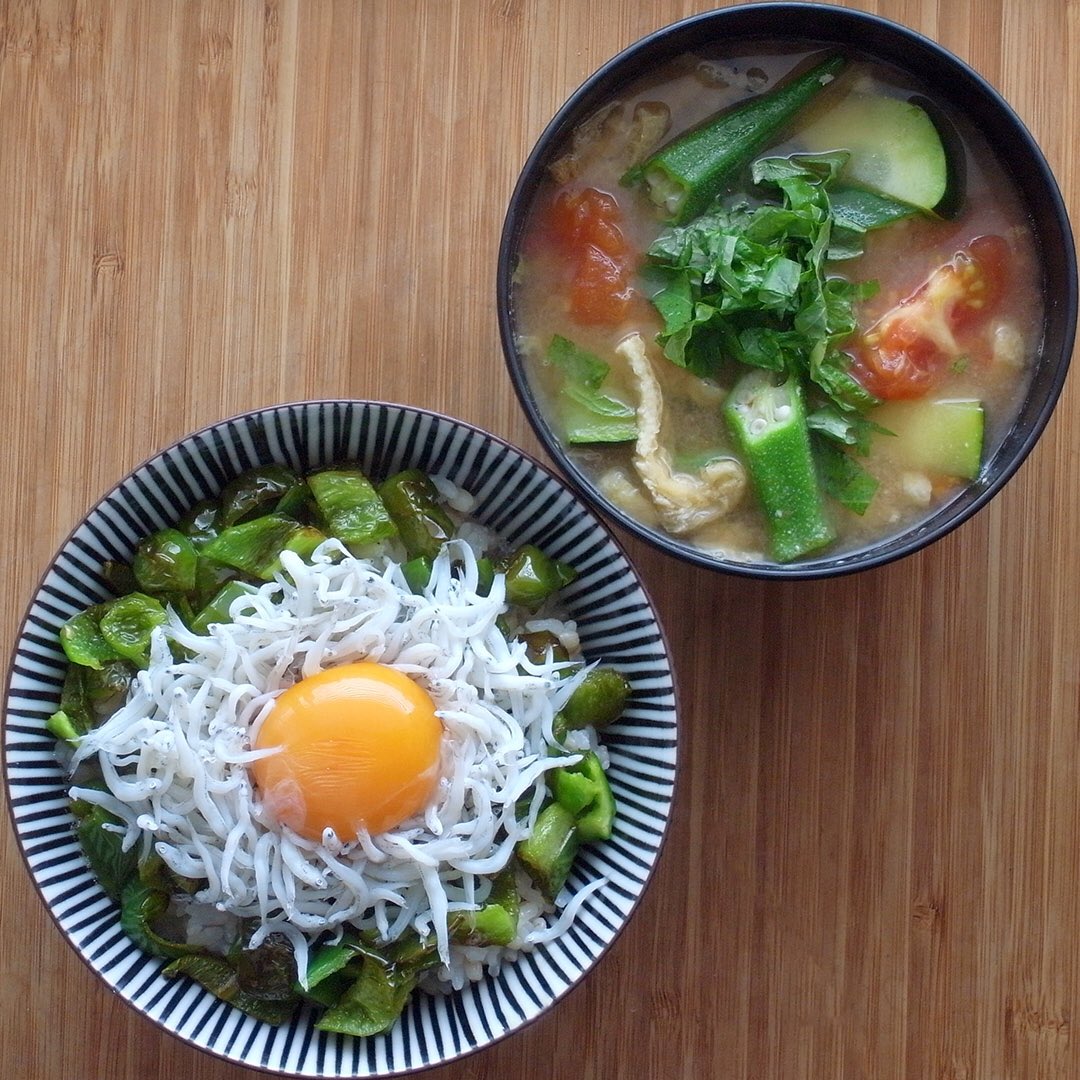 手を洗うツジメシ 焼きピーマンしらす丼 夏野菜の味噌汁 ピーマンはごま油で焼き色つくまで焼いて酒みりん醤油 小さめ2個使ったけど もっとあってもよかったか 夏野菜はズッキーニ オクラ 中型トマト 油揚げ 仕上げに刻んだ大場を天盛りに 大場 手を洗うツジメシ 焼きピーマンしらす丼 夏野菜の味噌汁 ピーマンはごま油で焼き色つくまで焼いて酒みりん醤油 小さめ2個使ったけど もっとあってもよかったか 夏野菜はズッキーニ オクラ 中型トマト 油揚げ 仕上げに刻んだ大場を天盛りに 大場