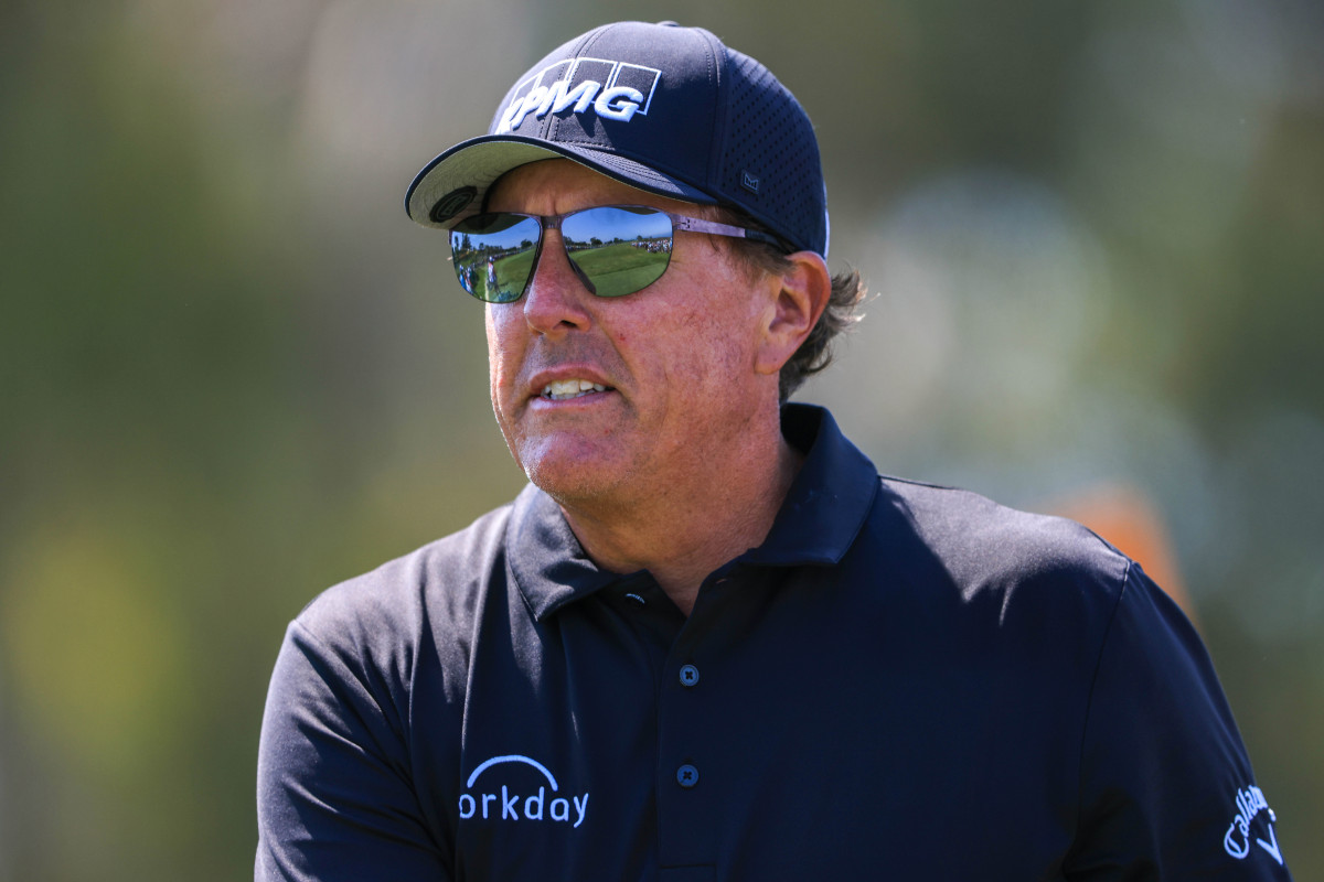 Phil Mickelson falls behind and gets annoyed in US Open first round
