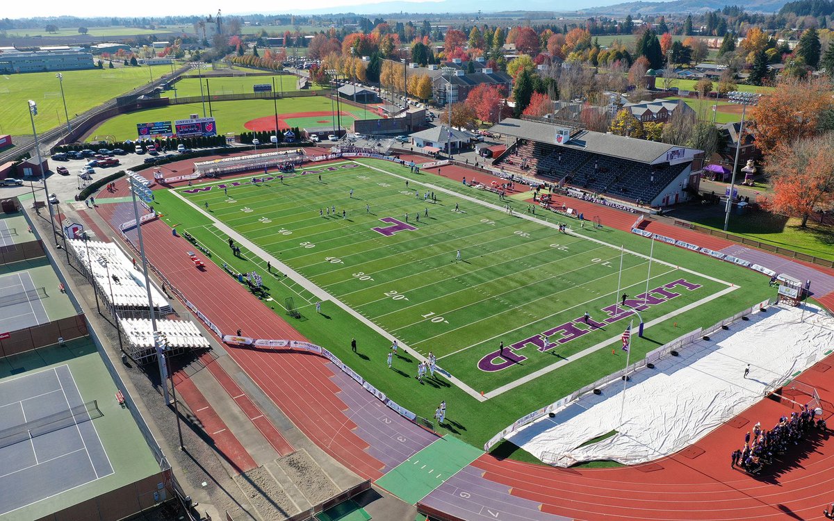 thecfbnetwork's tweet photo. Elite 8:

@WarhawkFootball vs @LinfieldFB 

Who has the better stadium? https://t.co/kvJ4wOgTel