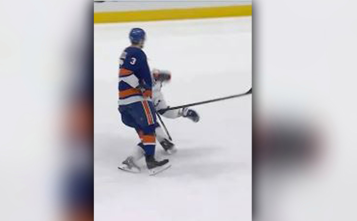 Referee helps doom Islanders with phantom Adam Pelech penalty