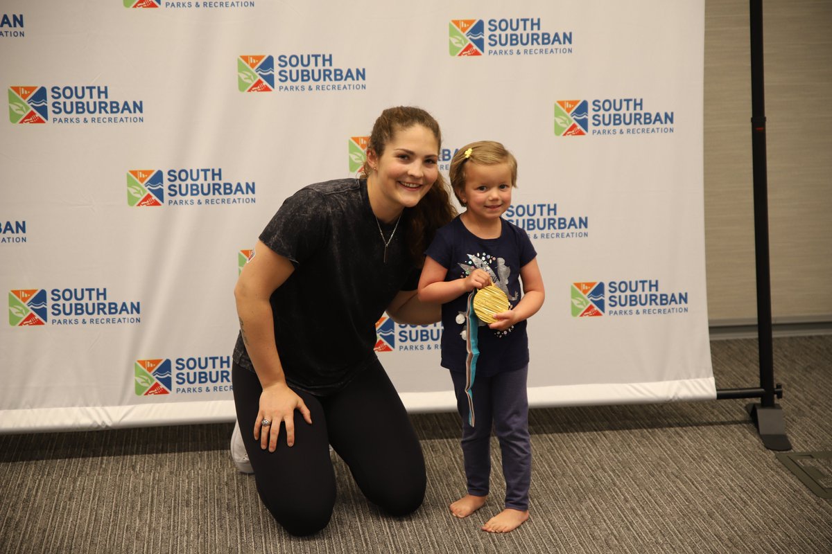 Avalanche's tweet photo. Nothing like getting a post-practice pic with @NicHens29 and that Olympic Gold 🥇

Thanks to all the young women who joined us yesterday!

#GoAvsGo https://t.co/JjctNe15f0