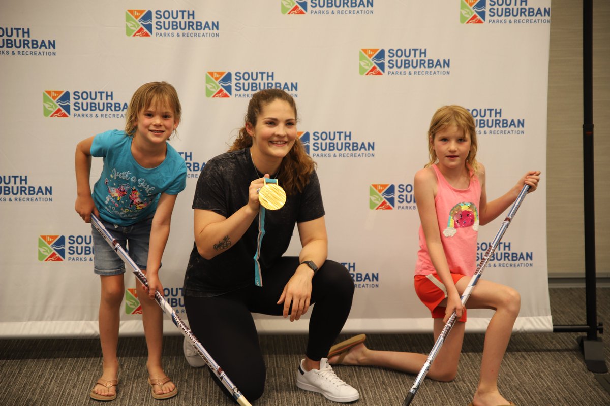 Nothing like getting a post-practice pic with <a href="/NicHens29/">Nicole Hensley</a> and that Olympic Gold 🥇

Thanks to all the young women who joined us yesterday!

#GoAvsGo