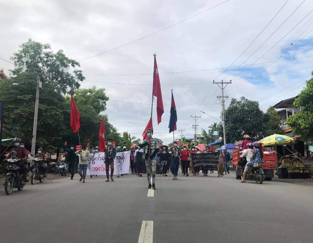yetothesky's tweet photo. Protesters with anti-dictatorship slogans marched to defy military rules in #Kale Tsp. 

#June18Coup
#WhatsHappeningInMyanmar https://t.co/YBqFiq7dYf