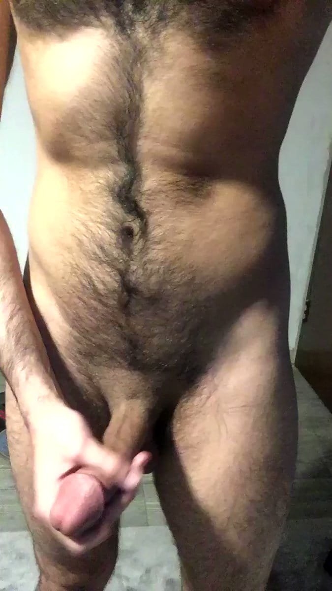 من يبي يمصه ويقعد عليه