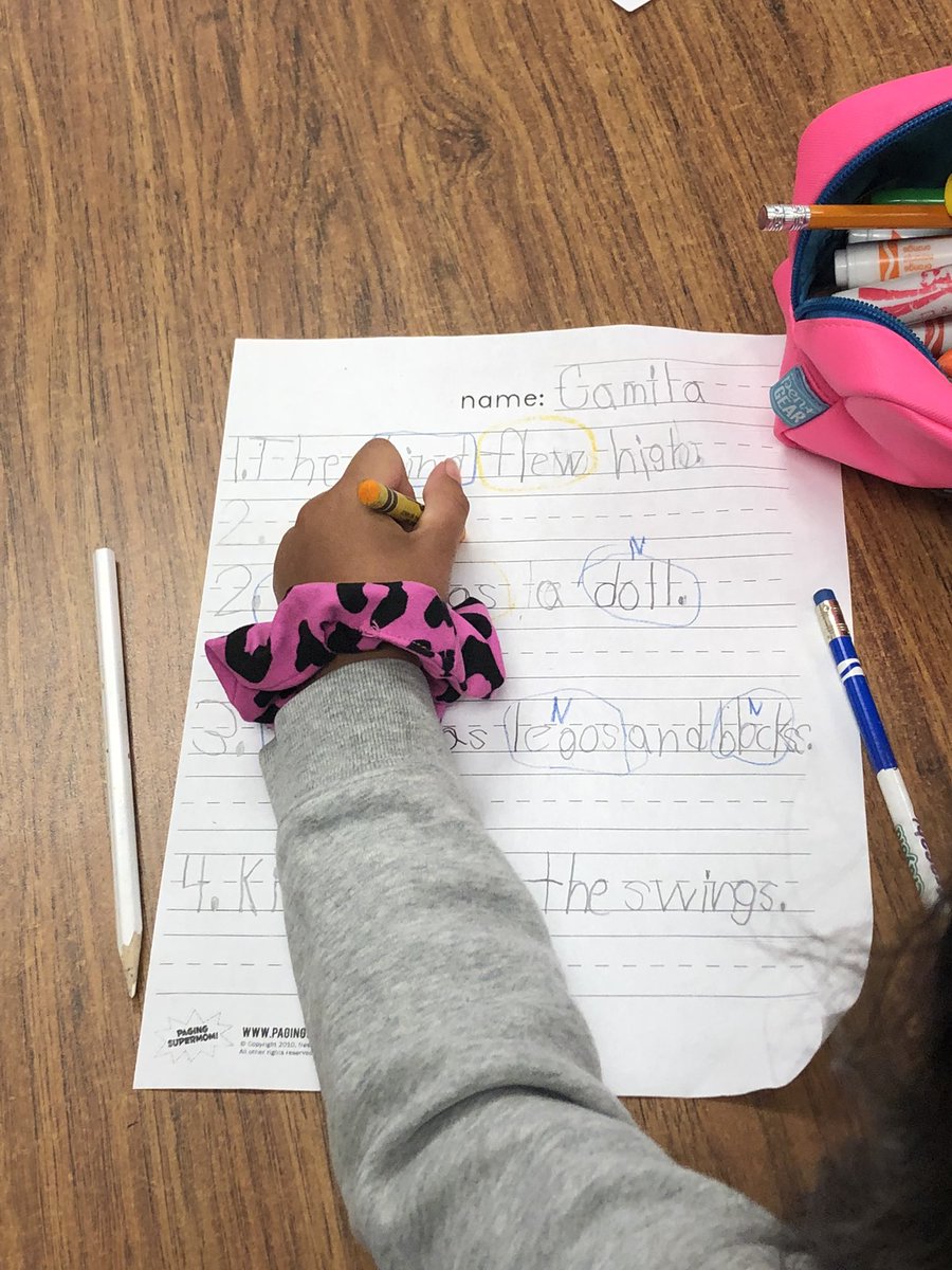 L_Rodriguez2004's tweet photo. “Grammar in Kinder?”🤔 @LosFresnosCISD
“Why, yes of course!”🤩 Identifying Nouns and verbs by color coding. #writersinthemaking @avillarreal4079 @lfcisdESL_BIL @Las_Yescas @aamaro10 https://t.co/8eThJvQsLI