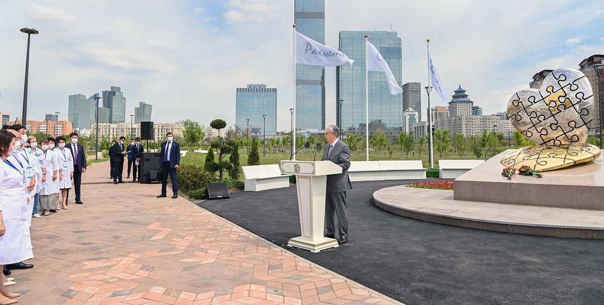 aqorda_press's tweet photo. Президент Касым-Жомарт Токаев принял участие в церемонии открытия мемориала «Алтын жүрек», возведенного в знак признательности медицинским работникам нашей страны, внесшим вклад в борьбу с коронавирусом. 

Подробнее:🔗 https://t.co/yoTebNYE4I https://t.co/nHr0tco0wu