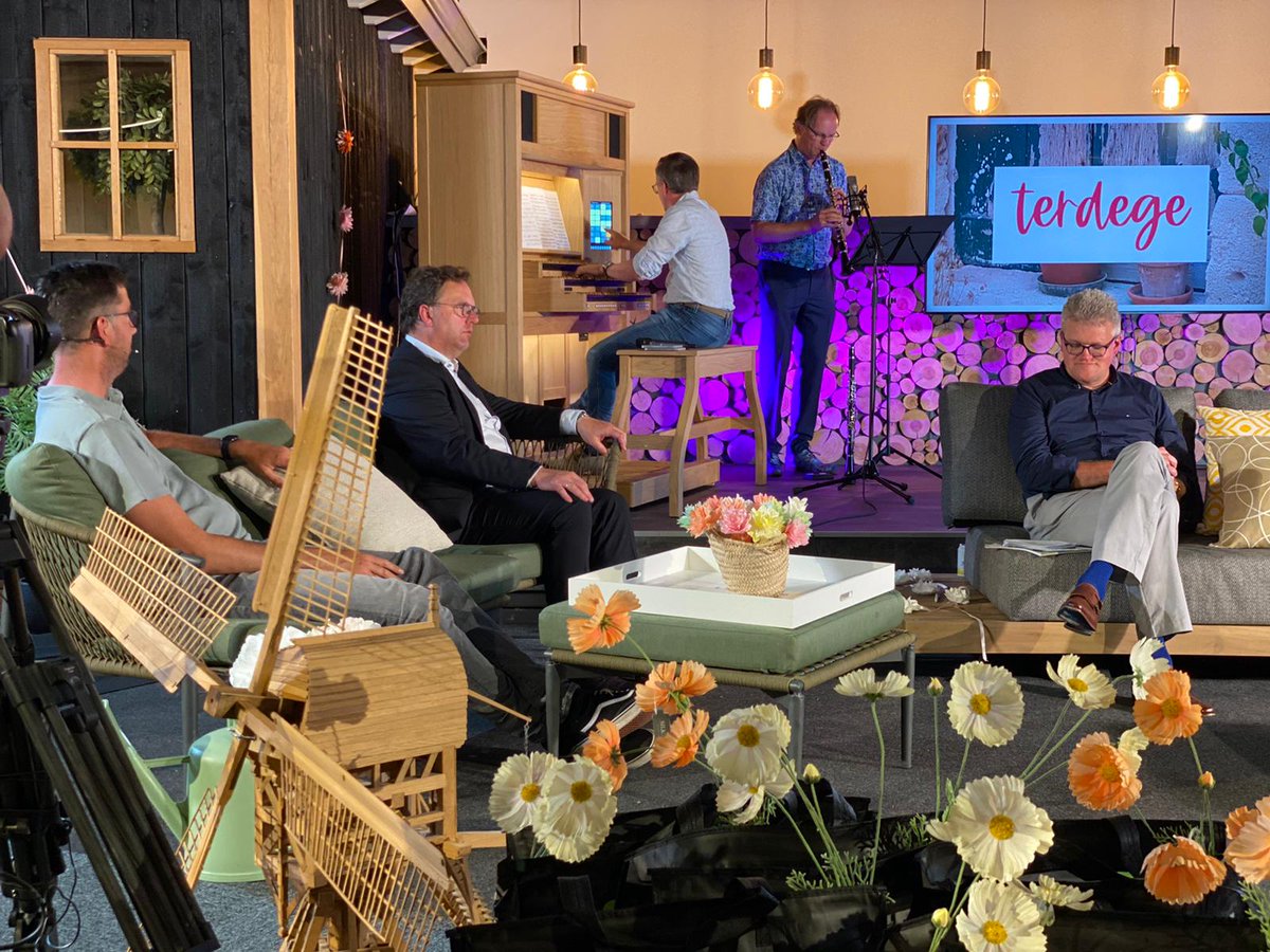 TekstPast's tweet photo. 'Warm' programma #Terdege Live gisteravond vanuit @Tuinmeubelshop_ in #Veenendaal. Met oa. molenaar @CeesvdWal, Joost van Rijsbergen #BEVR. En natuurlijk de fameuze Terdege Live Kahoot Quiz. Presentatie: @GisettevanDalen en ondergetekende. Techniek (en foto's): @klompcreative https://t.co/hldtWGmDIM