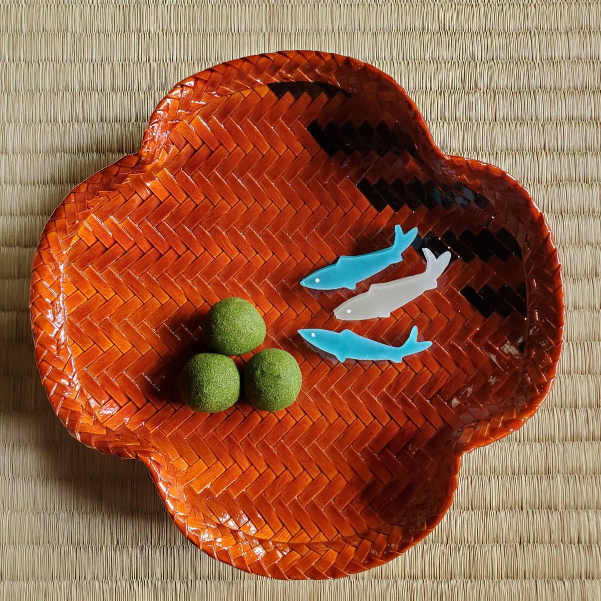 茶道体験カメリア 先日カメリアで行われたお稽古の様子です 6月に入り お道具もお菓子 も一気に涼しげな雰囲気になりました もう夏ですね 琥珀 何のお魚かわかりますか 茶道 抹茶 和菓子 着物 茶道体験カメリア 先日カメリアで行われたお稽古の様子です 6月に入り お道具もお菓子 も一気に涼しげな雰囲気になりました もう夏ですね 琥珀 何のお魚かわかりますか 茶道 抹茶 和菓子 着物