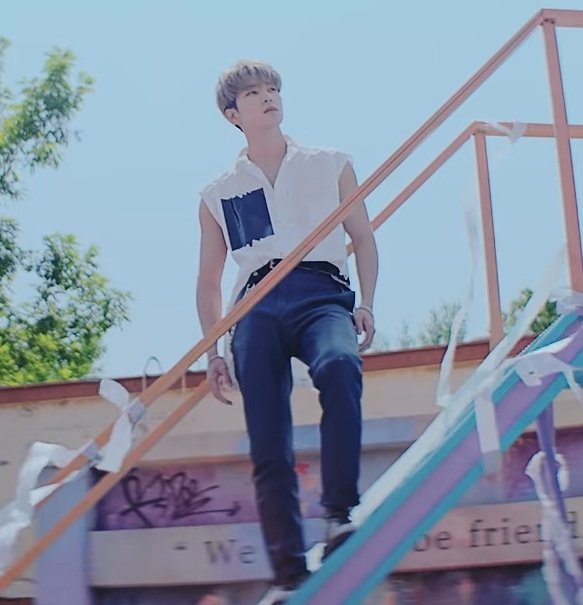 wonubliss's tweet photo. wonwoo sleeveless https://t.co/6tiH8LwmSk