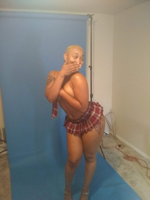 "click on a platform under my trailer #thickassDaphne at https://t.co/9i6HX0moyE to see more of me!"<a href="/tag/thickassdaphne"class="tags">#thickassDaphne</a>