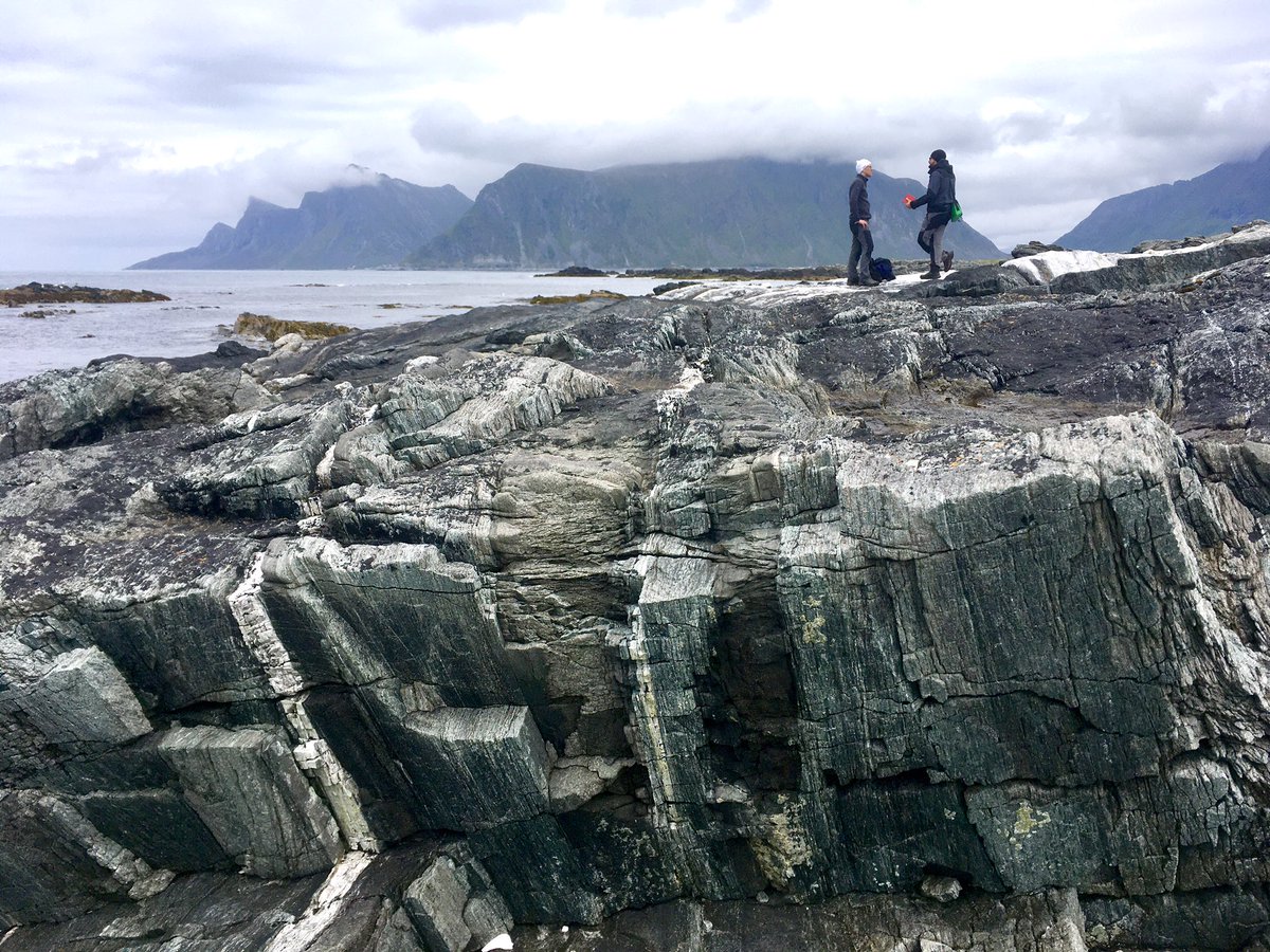 Another stunning field day for Njordans. <a href="/MicroLuca/">Luca Menegon</a> being interviewed by @eivindtorg for <a href="/unioslo_titan/">Titan</a> magazine in his fantastic geological playground of the #Lofoten islands
