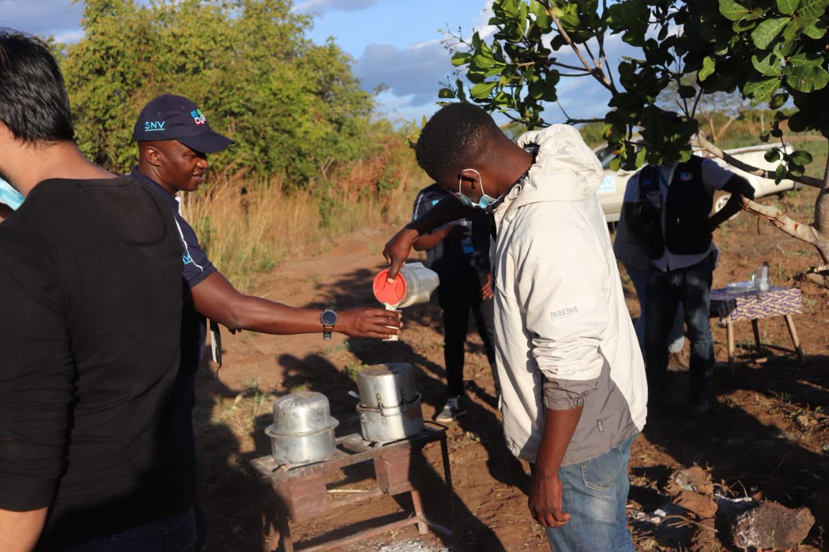 Soy harvest underway in Montepuez #CaboDelgado with a small commercial farmer trained by <a href="/TechnoServe/">TechnoServe</a> team in the Value Chain and Youth Employment programme. Tasty and nutritious soy milk just one end product! @GrobJane <a href="/NLinMozambique/">NL Embassy in Maputo</a> @SNV_AGRI