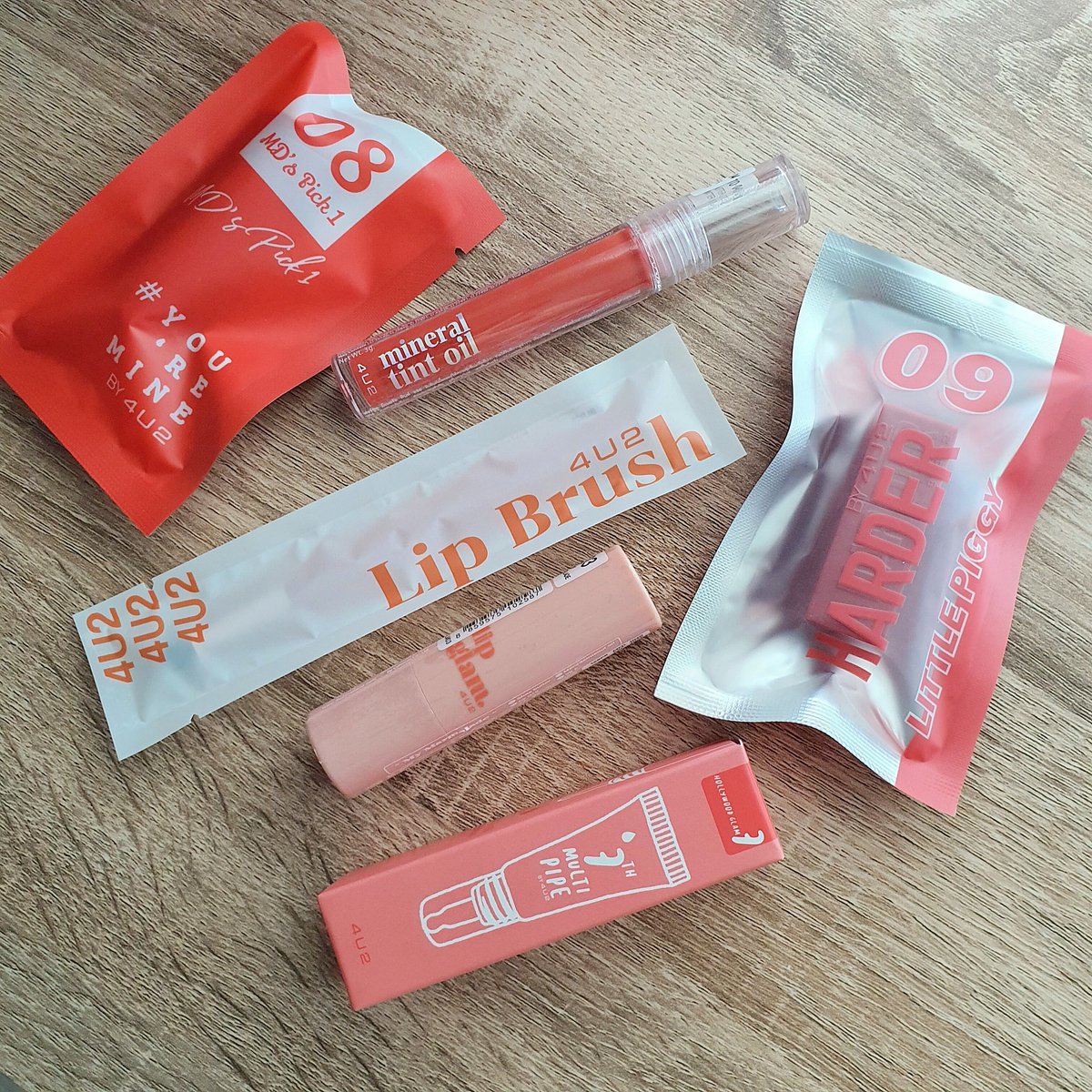 bowty__np's tweet image. #แจก กอง 4U2 จ้าาา มีลิป5รุ่น พร้อมแปรงเบลนลิปตัวใหม่!! ไปซื้อมาอยากให้ได้ลองใช้อ่ะ #แจกฟรีไม่รีได้ไง

💄รี + ฟอล + ขออิโมจิน่ารัก1
👄ประกาศอาทิตย์หน้าฮับบบบ