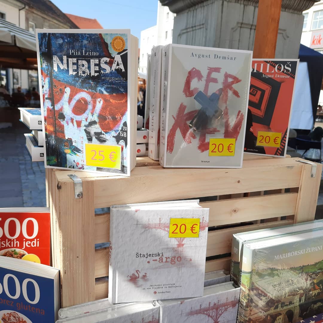 PiiaLeino's tweet photo. Suomalaista kirjallisuutta Slovenian kirjapäivillä. Uunituore Nebesa eli Taivaan eka ilmestynyt käännös ja täälläkin suosittu Tatu ja Patu eli Tine in Bine. Esiinnyn täällä kustantamon kutsumana eri kaupungeissa, koronaturvalisesti ulkosalla. #taivas #nebesa #EULP #kirjatwitter https://t.co/0u22abj0yI