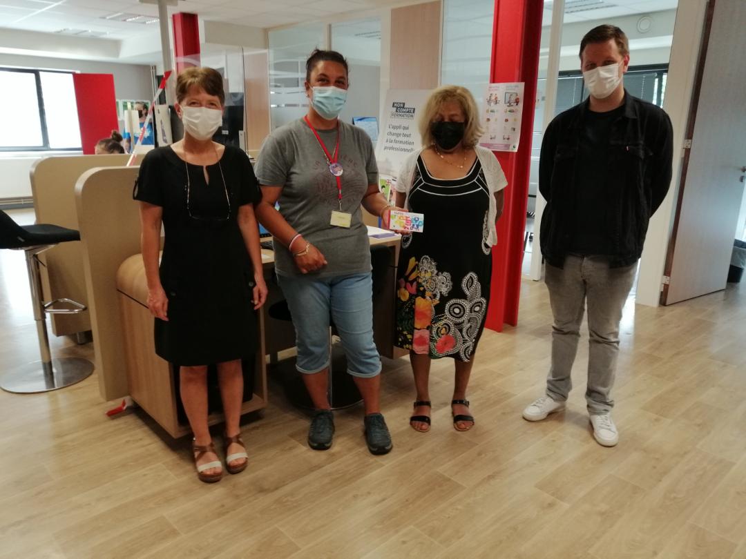 Lutte contre la fracture numérique au Pôle emploi #AulnoyeAymeries, par la remise d'un chéquier Pass Numérique <a href="/aptic_lepass/">#APTIC</a>, en partenariat avec le centre socio-culturel Guy Môquet 🔝🔝🔝 @FredericDanel <a href="/RIFFARDCAROLINE/">RIFFARD CAROLINE</a> <a href="/ElsaMiquel/">Miquel Elsa</a> <a href="/DeMaced65812397/">De Macedo Gilles pro</a> <a href="/LamblinPhilippe/">Philippe Lamblin</a>