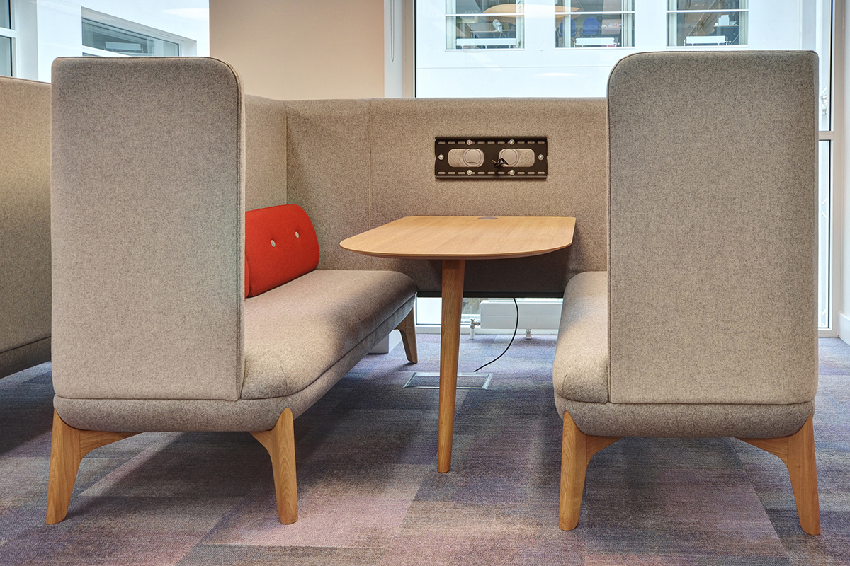 A mixture of workspaces to work alone and focus, or collaborate as part of a team. These solo work booths, media booths and modular sofas make up a large smart working floor plan. See the full case study online: flexiform.co.uk/case-studies/g…