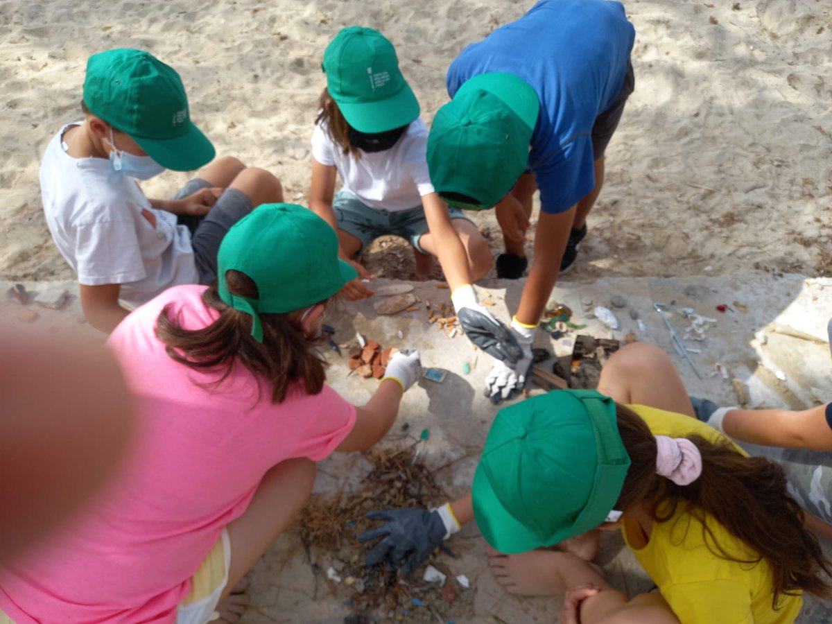 ♻️ El DG de Residus @SansoSebastia ha assistit a una jornada de neteja de #microplàstics a la platja d'Albercutx en el marc del programa @LetsCleanUpEU 🤝 Hi han participat una quarantena d'alumnes del @CEIPCapllonch #passadelplastic ℹ️🔗tn.caib.es/LCE_PP