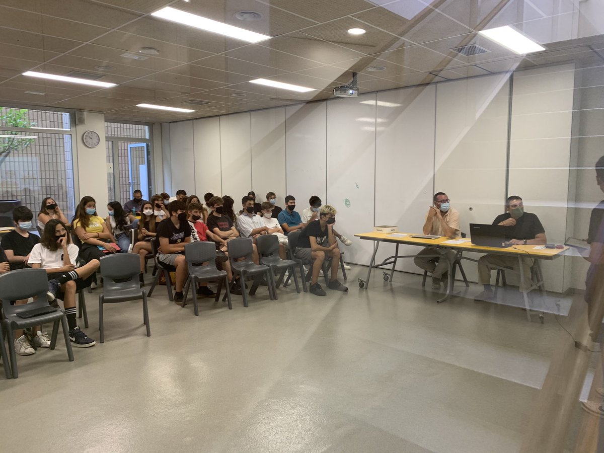 escolasadako's tweet photo. Alumnes de 4t d’eso tanquen el curs davant d’un tribunal de families i mestres que avalua les seves competències en les 6Cs de l’Aprenentatge: Cooperació, Creativitat, Pensament Crític, Comunicació, Curiositat i Ciutadania https://t.co/LZRCKKuwHz