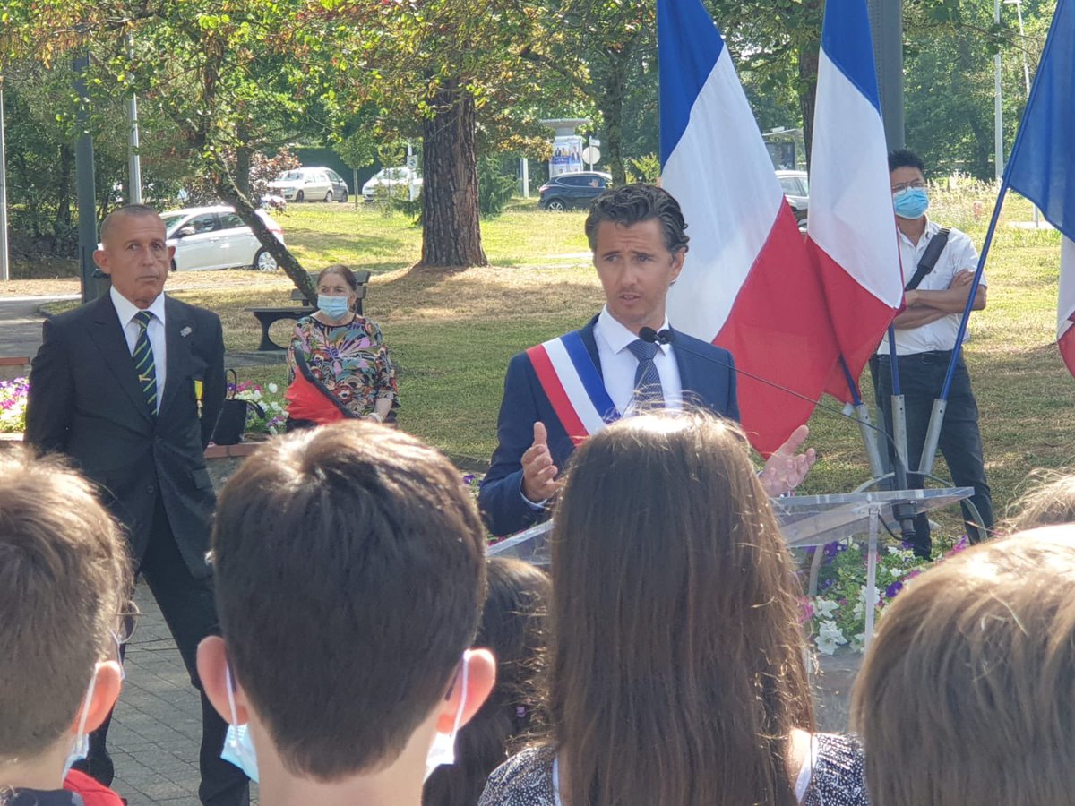 v_terrailnoves's tweet photo. Commémoration de l’#appeldu18juin @VilleBalma. «dans le chaos de l’été 1940, par sa bravoure le Général De Gaulle a ranimé l’étincelle de l’espoir au sein d’une nation brisée. » « Restons vigilants à la possible résurgence de l’intolérance(…) ne cédons jamais à la facilité! ». https://t.co/a8oTlbRX5T