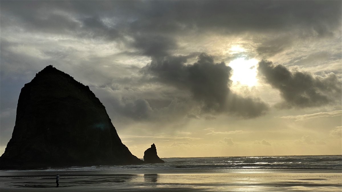 Ross_Heise's tweet image. Ominous clouds by #HaystackRock.

#OregonCoast
#sunset