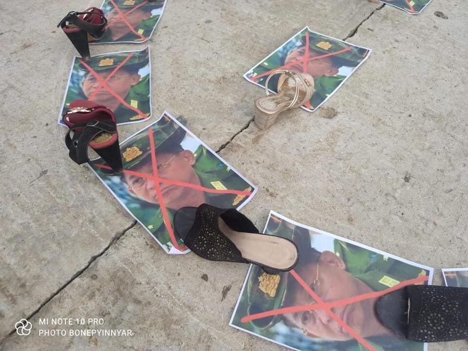 klatpri's tweet photo. In Natmauk Township, Magway Region, a high-heels strike was staged on the morning of June 18 to show solidarity against terrorist regime.
#WhatsHappeningInMyanmar #June18Coup #MilkTeaAlliance https://t.co/619BYfX7o7