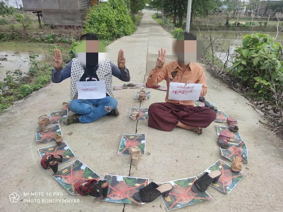 klatpri's tweet photo. In Natmauk Township, Magway Region, a high-heels strike was staged on the morning of June 18 to show solidarity against terrorist regime.
#WhatsHappeningInMyanmar #June18Coup #MilkTeaAlliance https://t.co/619BYfX7o7