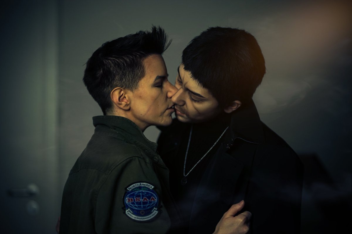 Some more cute Nivanfield picture🥰 Hope we can wear the finished cosplays together anytime soon

#ChrisRedfield - <a href="/blckmsksndgsln/">Ika</a> (new account since they got hacked)
#PiersNivans - <a href="/NephilimCos/">~The particle of god~</a> 

#nivanfield #residentevil6 #nivanfieldcosplay #residentevilcosplay #ResidentEvil