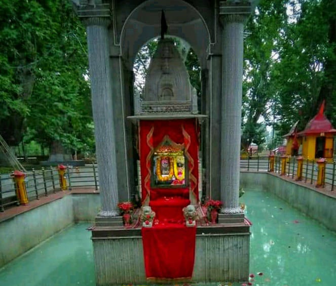 JmuKmrPolice's tweet photo. DGP J&amp;K Sh Dilbag Singh has greeted the people particularly the Kashmir Hindu community on the holy occasion of,Zaishyat Ashtami (Mela Kheerbhawani).He has prayed that the Mata will bestow peace and prosperity on the Union Territory of Jammu and Kashmir. https://t.co/CxlIQKxrwx