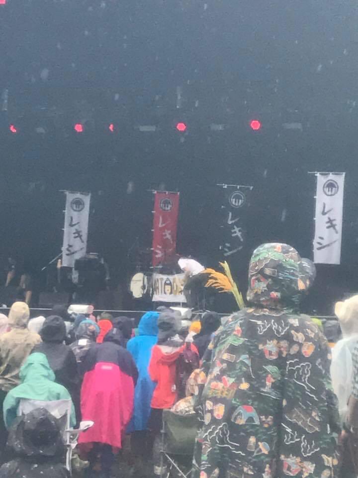 Gen 象 ホワイトステージをちょっと離れたとこから音を聴いてた時の写真と レキシのおじさん前の時 稲穂が公式グッズにあるらしく フジに稲穂持ってきちゃダメ Wて 言われてた めちゃおもろかった 縄文土器 弥生土器 夕方あたりでエモかっ