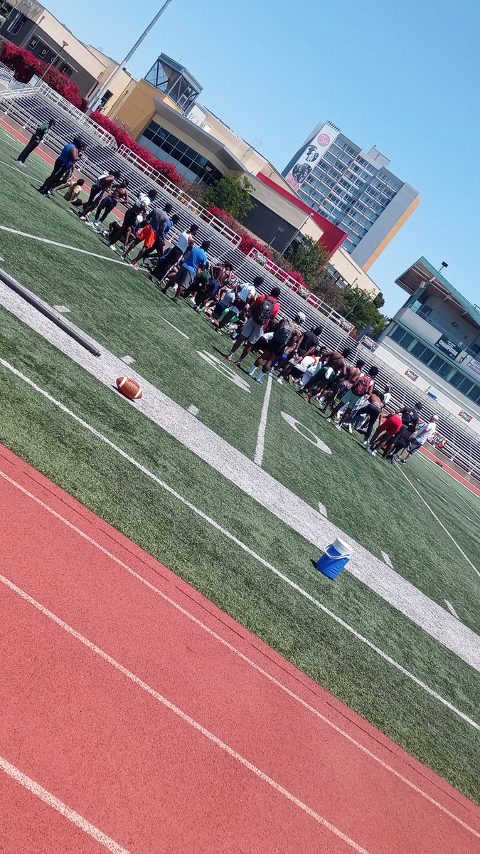 IAMFitness510's tweet photo. @Fremont_Tigers #DeadPeriodIsOver Love seeing our @LaneyCollegeFB guys too many to tag lol also my guys @CoachDLane510 @mmafi_11 & @beam_coach always with some gems https://t.co/3dfYsIaFrG