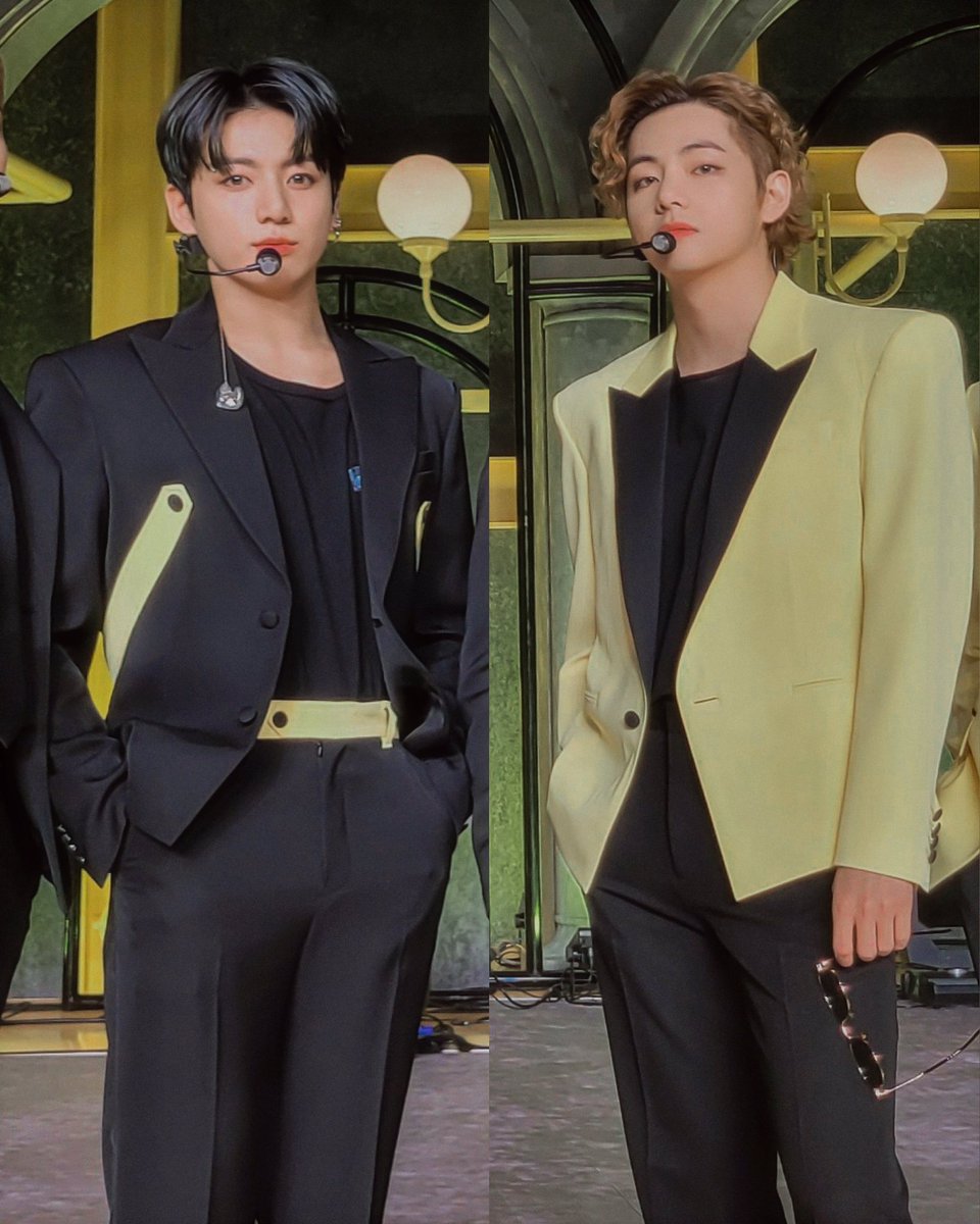 Kpopstoryshop's tweet photo. ความแตกต่างที่ลงตัว..😳

#JUNGKOOK #KimTaehyung https://t.co/c3aFaEiBVb