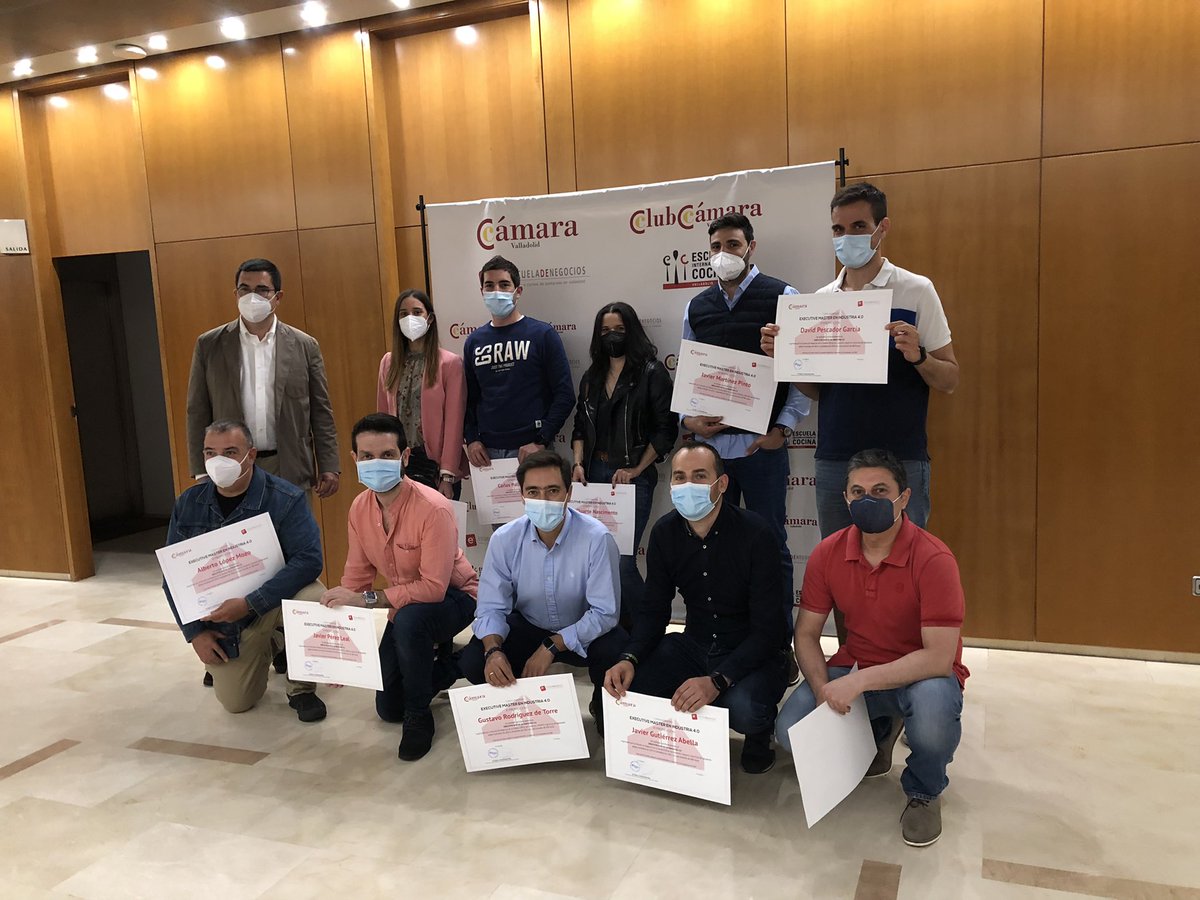 Ayer celebramos un acto sencillo con algunos alumnos de #i40VALL3 para entregarles sus diplomas en Máster en Industria 4.0. Una promoción de auténticos héroes de la industria, porque fueron capaces de continuar un programa presencial en una situación muy compleja.
🔝🦸🏼‍♀️🦸🏻‍♂️🏭🇪🇸