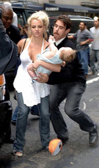 BritneyActuFR's tweet photo. « Je voulais juste manger un snack avec mon fils. Seulement, il y a eu des dizaines de paparazzis, j’ai eu peur pour mon bébé, j’ai voulu fuir, j’ai trébuché. Tout le monde a commencé à m’insulter de mauvaise mère. »

-Britney Spears, 2006. https://t.co/X0HyQFn2qv