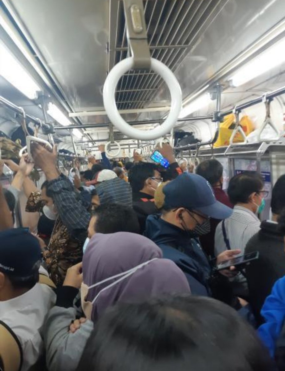 Parjuni234's tweet photo. @info_commuter Mana sepi. Gimana mau jaga jarak...ini setiap pulang kerja diatas jam 15.00 lebih arah kota ke bogor https://t.co/hFZNkofiPO