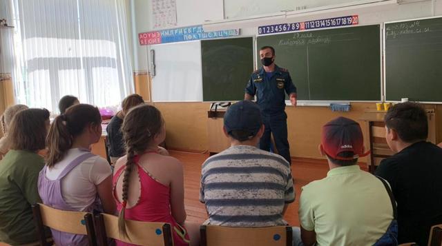17 июня ребята встретились с сотрудником ПСЧ номер 24 г.Плавска. Вспомнили основные правила безопасного поведения в случае возникновения пожара в быту и на природе.