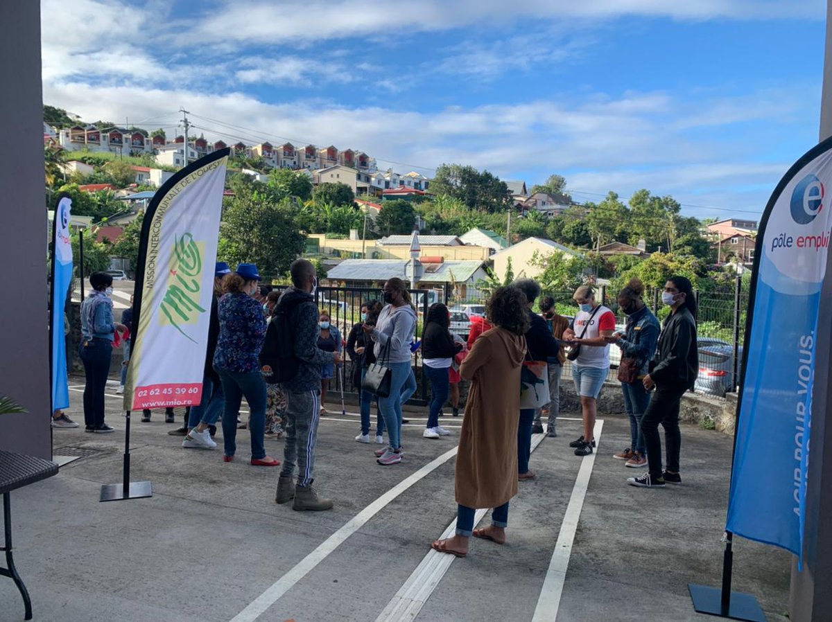 DURANDINGRID1's tweet photo. #1jeune1solution #FranceRelance @poleemploi_Run @Mio974 rencontre avec nos jeunes dans la commune de Trois Bassins. La mission locale et le pôle emploi de St Leu informent les jeunes sur les différentes solutions d insertion possible,  apprentissage,  contrat CIE, PEC jeunes ... https://t.co/rx6SNlhKDF