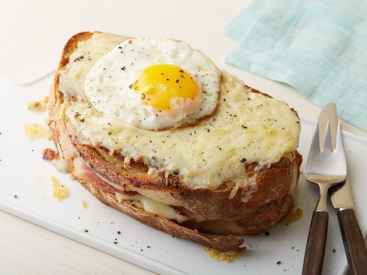 VASILIEVBUTLER's tweet photo. ㅤ
  Good afternooonn
  My lovely Masters and Ladies.
  I make some Lunch~~
 
  As the Master request he want
  Some toast with something in it.
  And Voila! I made a Croque 
  Madame Sandwich!!

  Please eat it before continue your
  Daily activity.
  ㅤ https://t.co/cbCph9zmmC