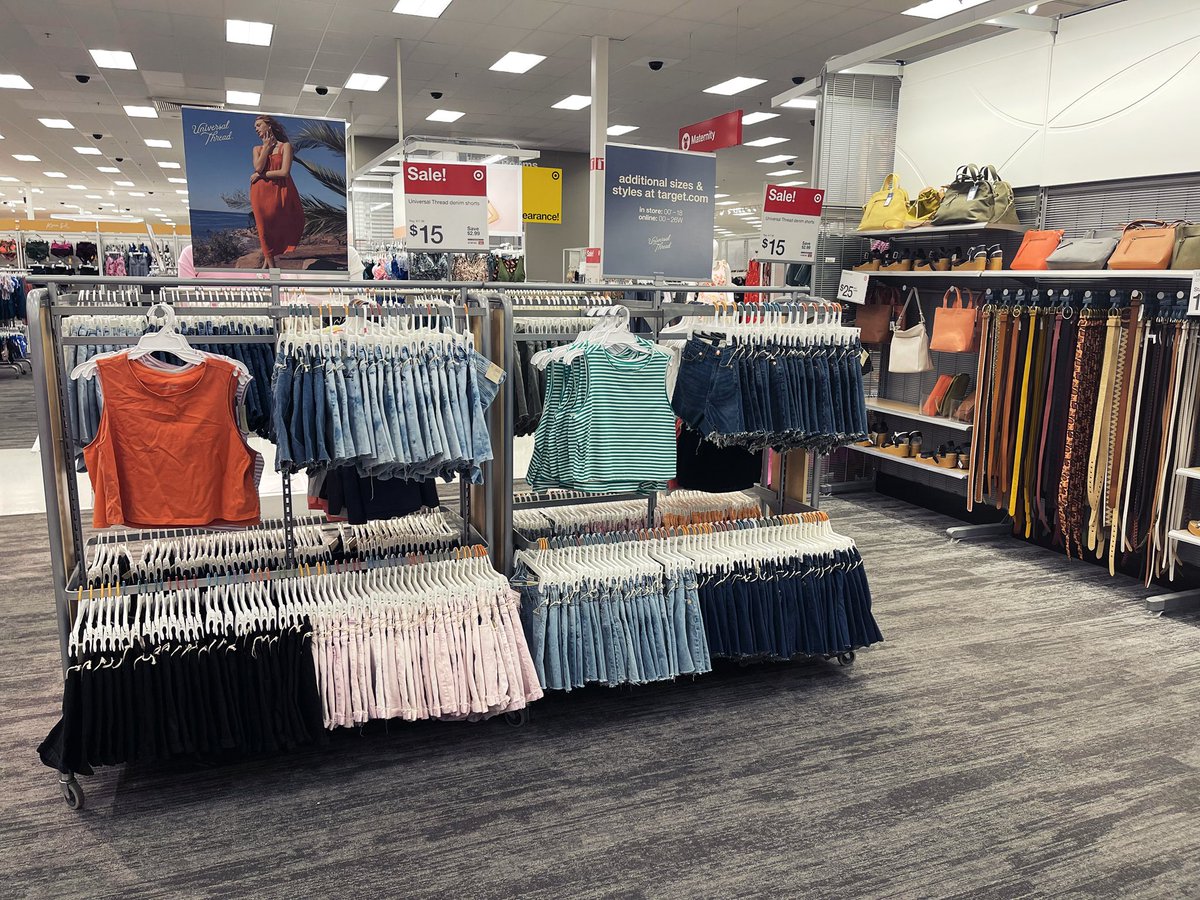 thomasn2186's tweet image. Spent my morning restructuring all of UT; bringing outfitting and destinations to life throughout the floorpad. Filling the floor with shorts was my main goal. More pics to come! #vm #visualmerchandising #Target #UniversalThread