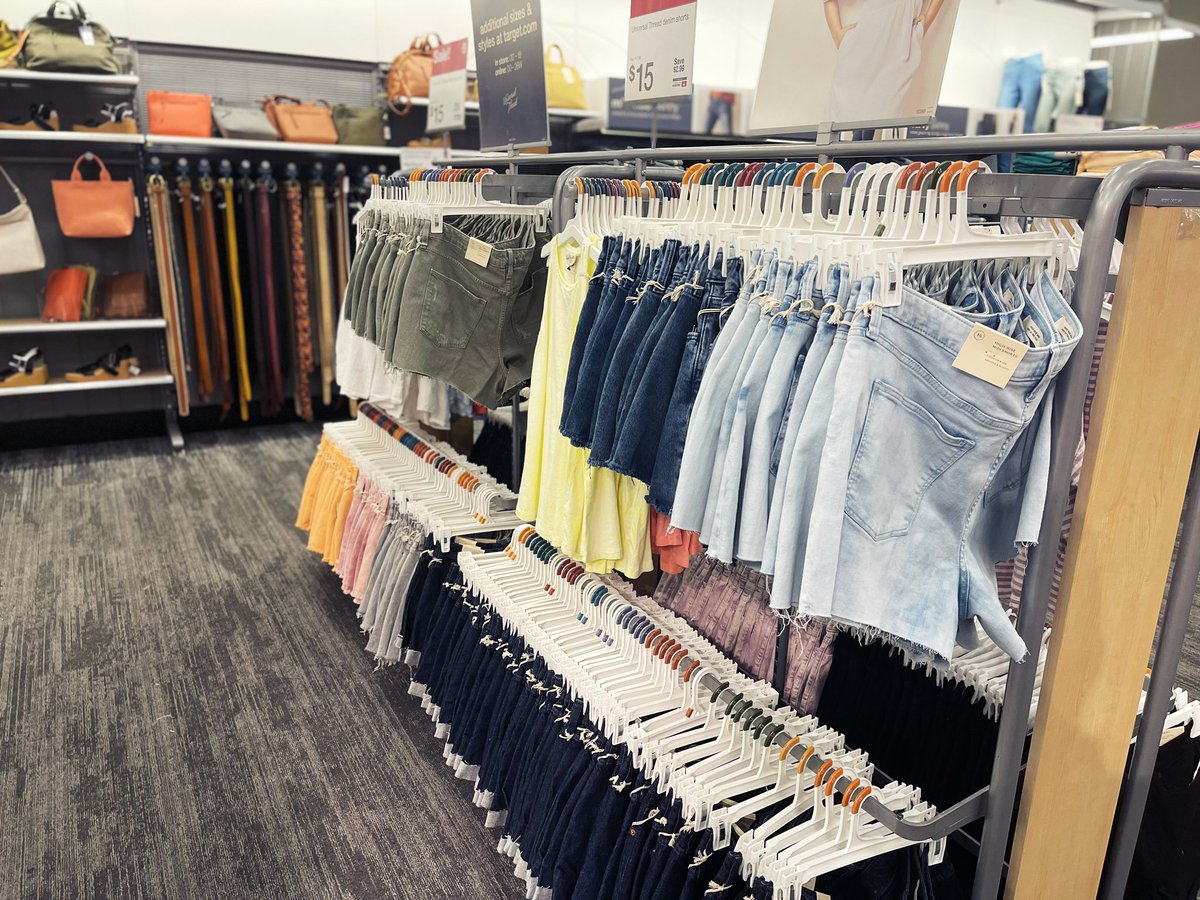 thomasn2186's tweet image. Spent my morning restructuring all of UT; bringing outfitting and destinations to life throughout the floorpad. Filling the floor with shorts was my main goal. More pics to come! #vm #visualmerchandising #Target #UniversalThread
