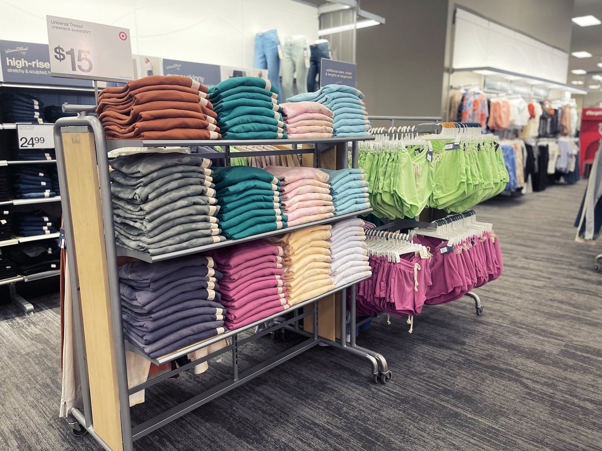 thomasn2186's tweet image. Minimized the ‘lounge/casual’ program in UT as it’s 100* every day in AZ. It was also a great teaching moment for our DBOs to own their business and make smart visual decisions based off of GUEST interaction. #vm #visualmerchandising #Target #UniversalThread