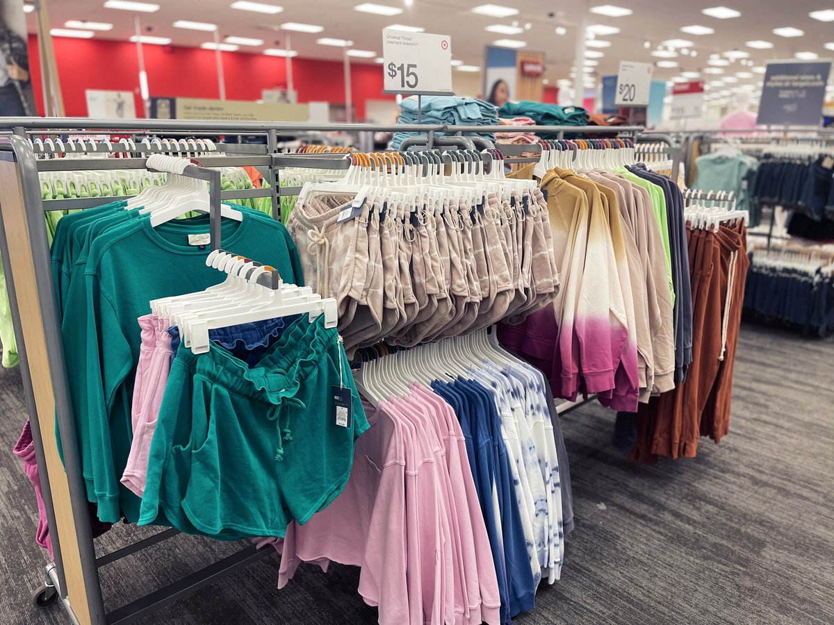 thomasn2186's tweet image. Minimized the ‘lounge/casual’ program in UT as it’s 100* every day in AZ. It was also a great teaching moment for our DBOs to own their business and make smart visual decisions based off of GUEST interaction. #vm #visualmerchandising #Target #UniversalThread