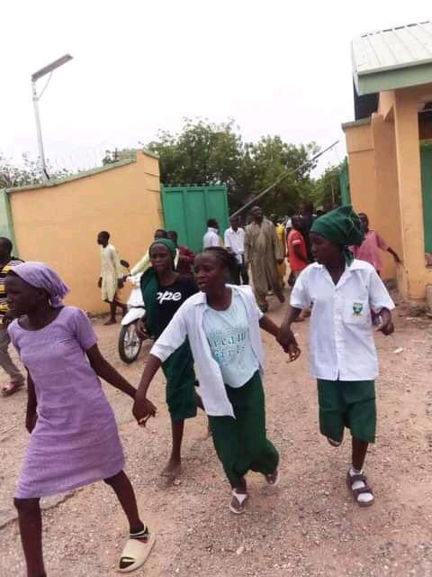 SaharaReporters's tweet photo. PHOTONEWS: Panic As Bandits Abduct Teachers, Female Students Of Federal Government College In Kebbi State https://t.co/emNtzRpu35