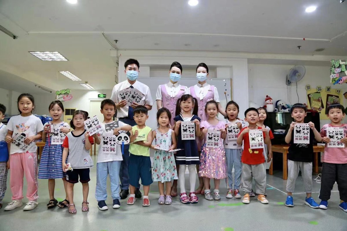 JuneyaoE's tweet photo. We care about our passengers, especially our younger generation.
Recently Juneyao Air Jiangsu Branch started a series of aviation curriculum for local children, aiming at bring more information about the industry and help stimulate the interest of aviation from younger generation https://t.co/UTOcJ0Ai9w