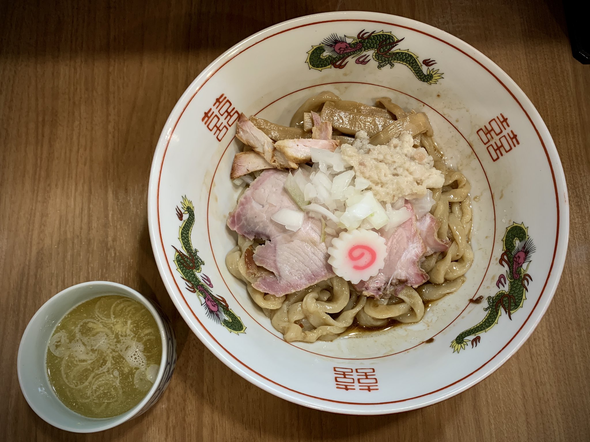 しらす 斉藤光輝 Menクライ 浜松町 油そば 850円 自慢のむっちり極太手打ち麺に タレをしっかりと纏わせて 本能で喰らう汁なし麺 少量加えられた背脂が効果的で 私的に 好感度も高い 嬉しいスープ付きで これはラーメンより好きかもしれない