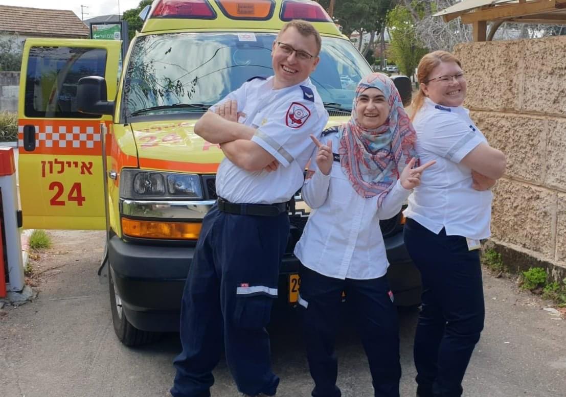مسعفون يهود ومسلمون يعملون معا جنبًا إلى جنب في منظمة الإنقاذ الوطنية نجمة داوود الحمراء.