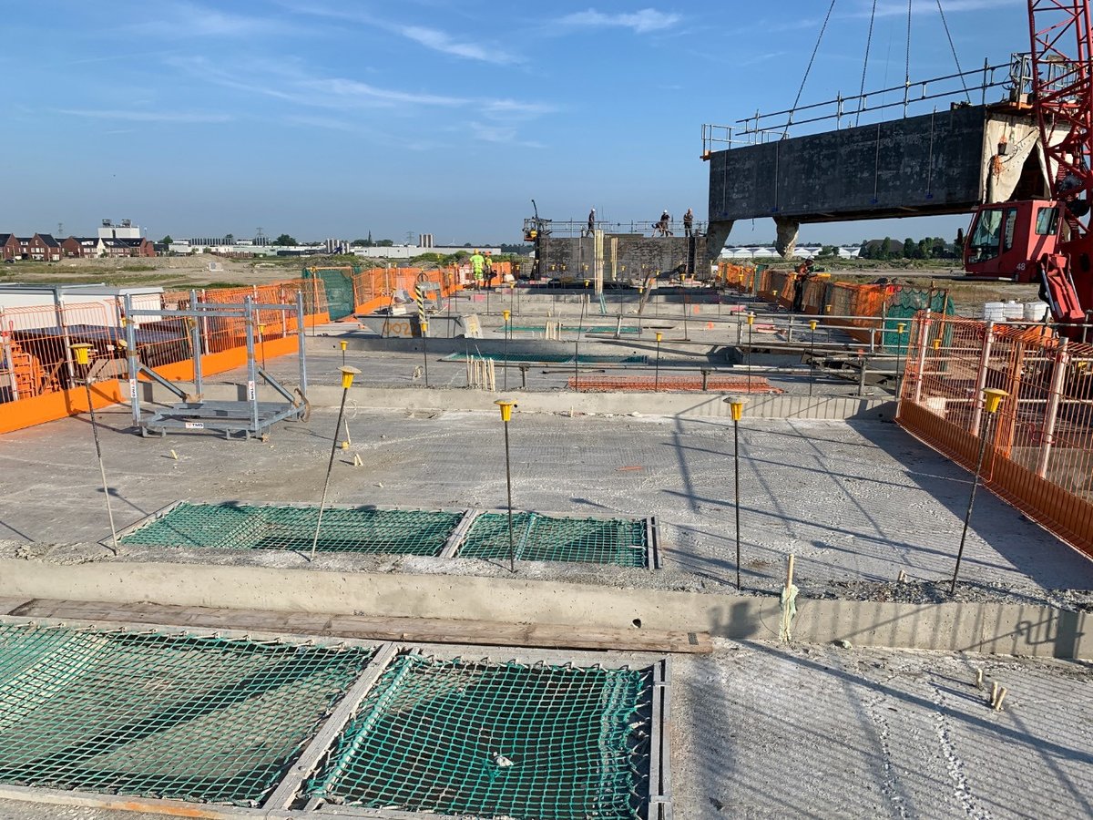 CCBouw's tweet photo. De eerste 3 blokken 1, 4 en 6 zijn gestort op #Koningskwartier fase 7. Nog 15 te gaan! https://t.co/pBINglQJir