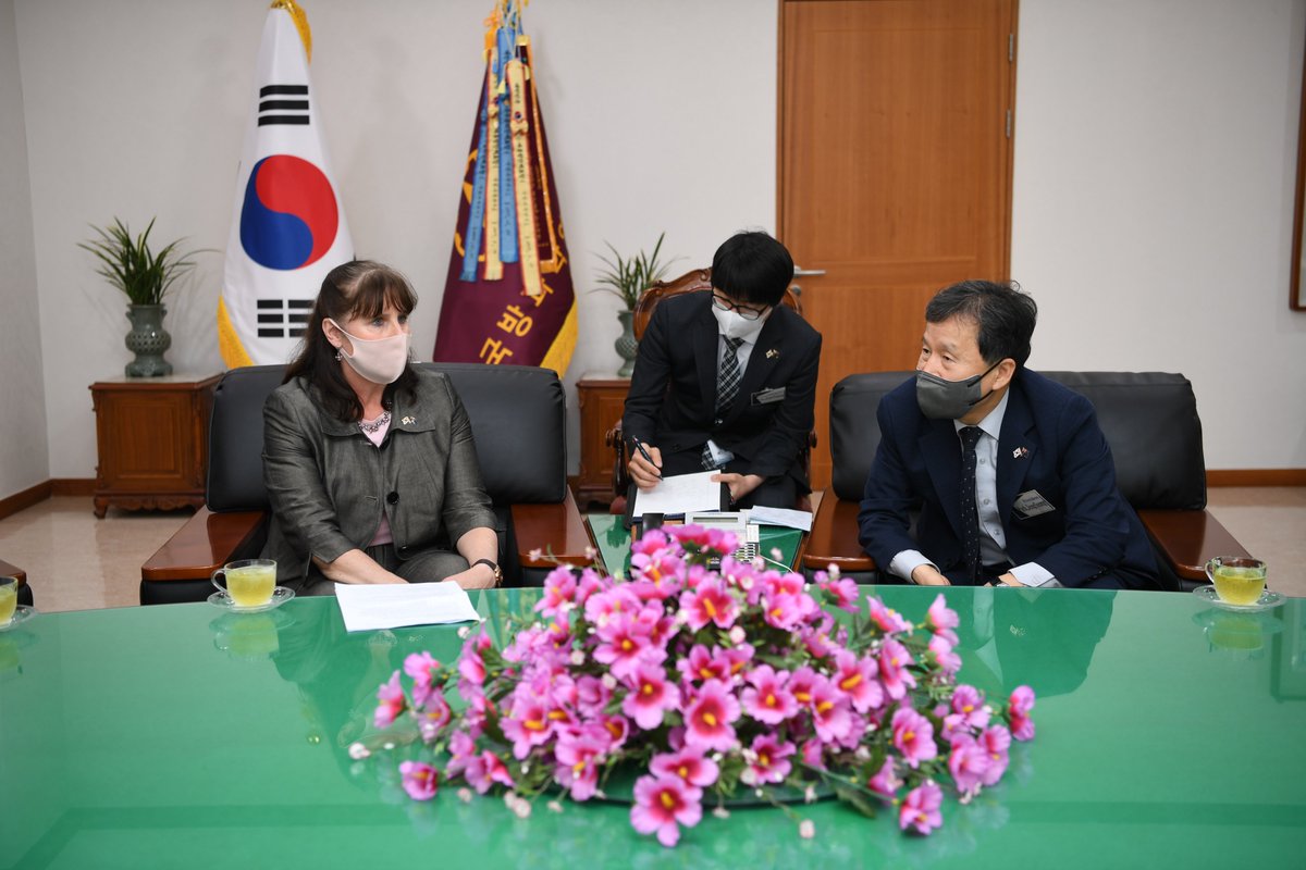 AusAmbROK's tweet photo. Great to meet the new President, Dr. Jong-Seung Park, and senior leaders of the Agency for Defense Development (ADD). Our embassy defence team and I were briefed on joint research projects between 🇦🇺🇰🇷, and we look forward to further strengthening this research cooperation. https://t.co/p8s6Gv2isa
