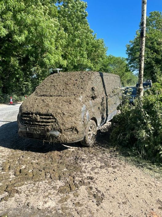 SetCheshire's tweet photo. Do you know that farm gate near Whistling Sands in Abbadarren where you can park and avoid the £5 National Trust parking fee? 
Top tip - pay the £5! 🙈😡🤬💩💩 https://t.co/mjs0LhVlEz