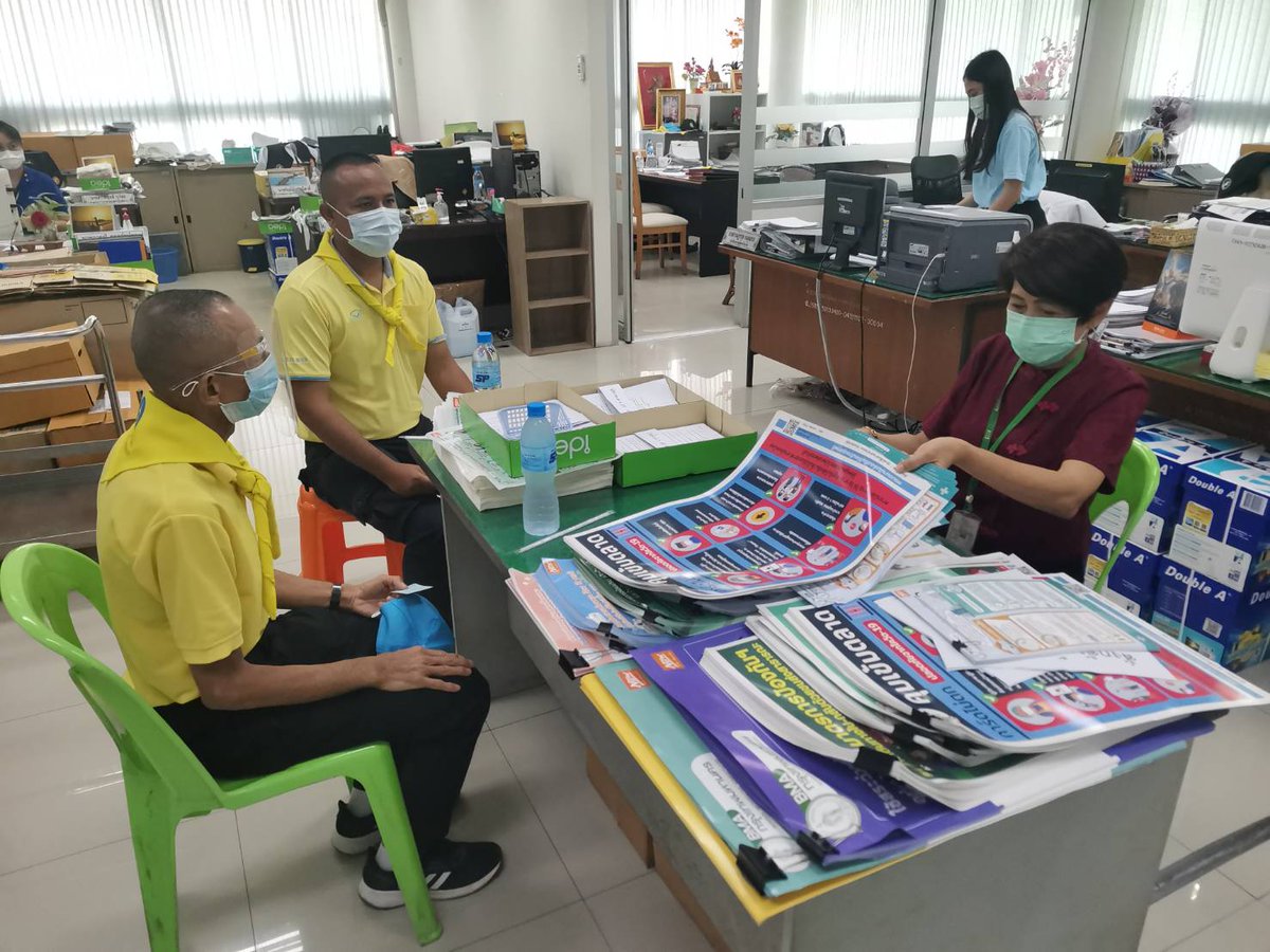 2idpr's tweet photo. ร.2 พัน.1 รอ. ร่วมกับสำนักงานเขตมีนบุรี ลงพื้นที่ประชาสัมพันธ์มาตรการป้องกันโรคไวรัสโควิด19​และ​แจก​แมท, แอลกอฮอล์ล้างมือให้กับพี่น้อง​ประชาชน​ในพื้นที่​ เพื่อให้เข้าใจในมาตรการป้องกันการ​แพร่ระบาด​และการลดความเสี่ยง​ที่จะเกิดขึ้น  ณ​ บริเวณ​ตลาดมีนบุรี​ เขตมีนบุรี​ กรุงเทพมหานคร https://t.co/nSoDLAgHlE