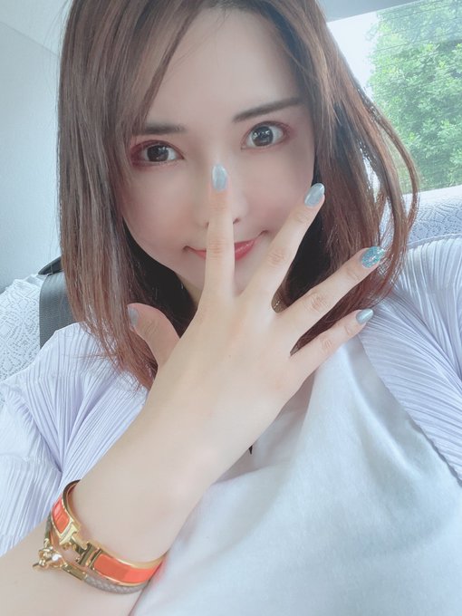 ネイルBlueにしてきました?
涼しい感じで、マグネットネイルとホログラムのコンビ??✨✨ https://t.co/5IbuGh16Ow